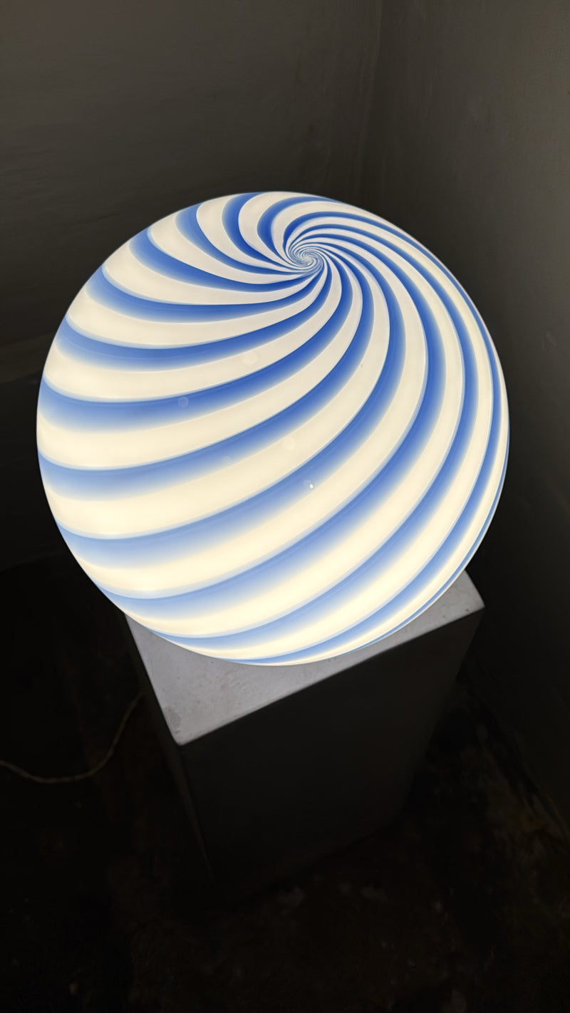 Murano Candy bordlampe blå/hvid swirl D:30 cm
