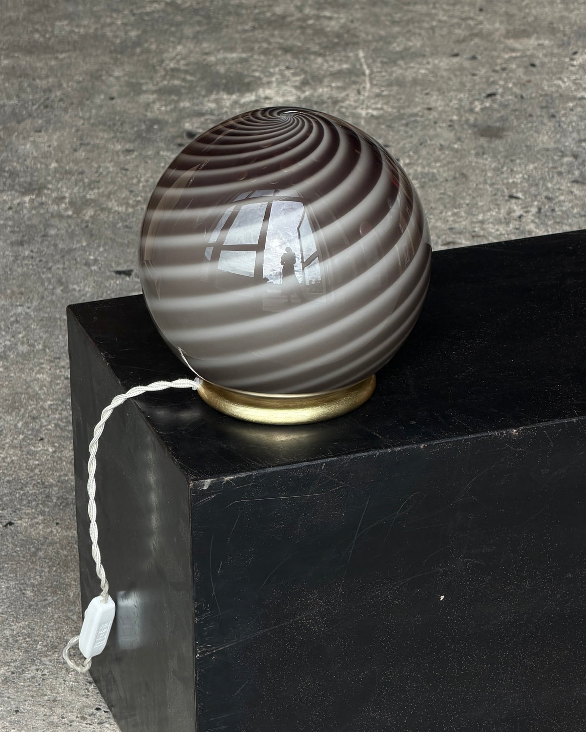 Murano Candy lampe de table en acier gris, motif swirl D:20 cm