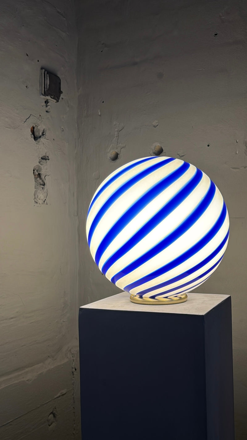 Murano Candy bordlampe koboltblå/hvid swirl D:30 cm