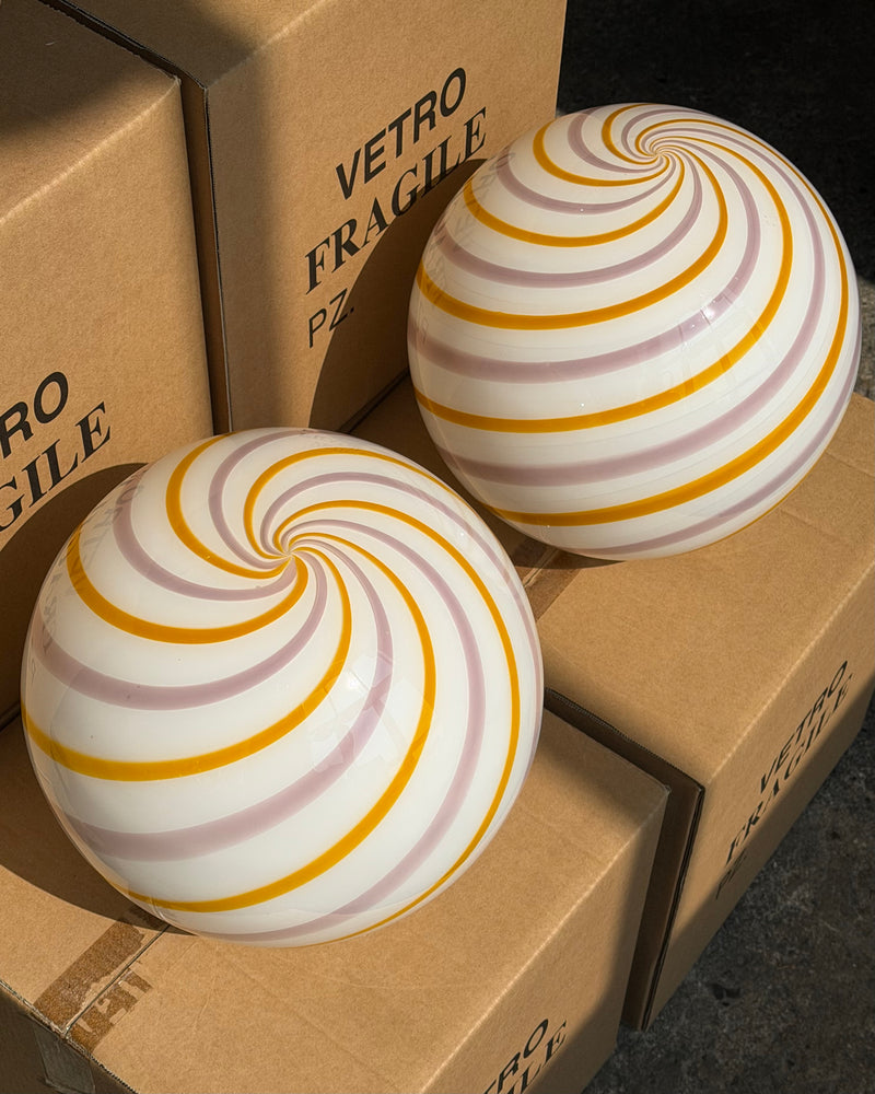 Murano Candy Tischlampe gelb/rosa Wirbel D:30 cm