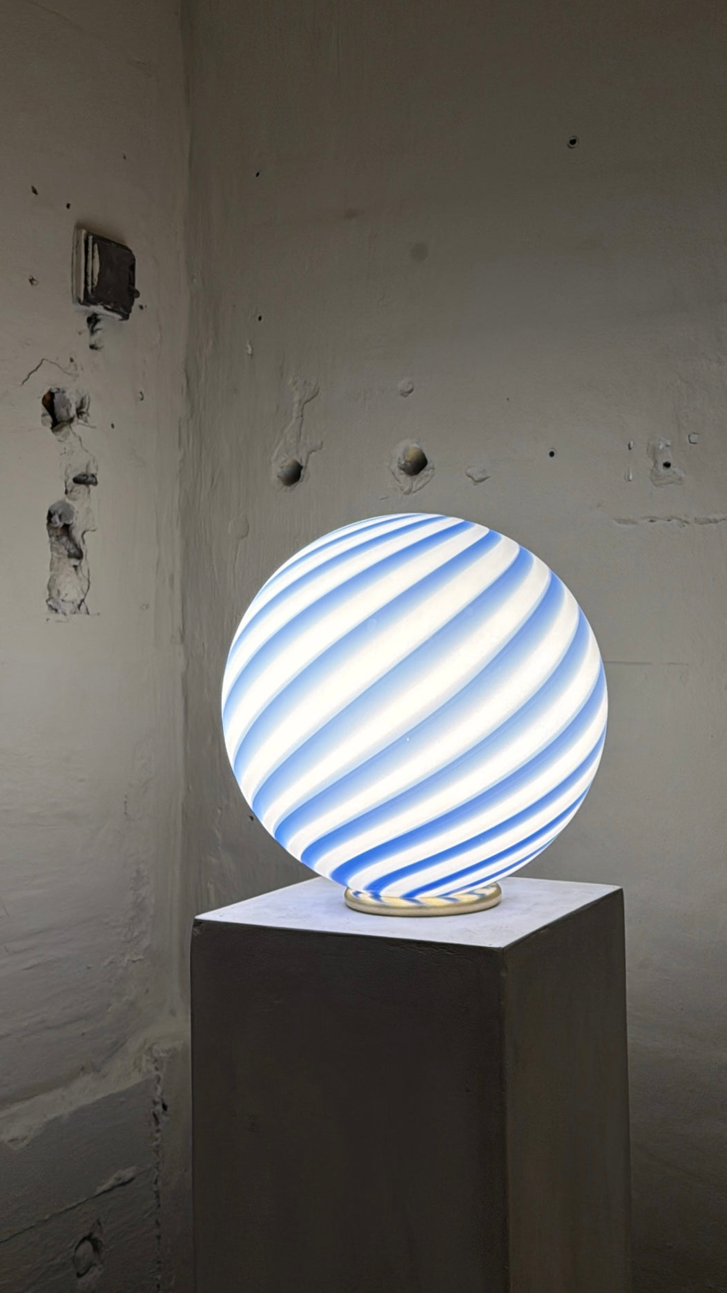Murano Candy lampka stołowa niebiesko-biała ze swirl, Ø30 cm