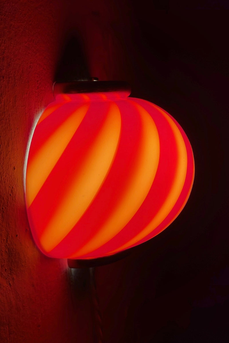 Murano Candy vägglampa djup röd swirl 21x15cm