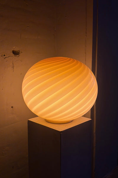Murano gulvlampe i karamel/creme med swirl mønster, lyst baggrundsbelyst og rundt design