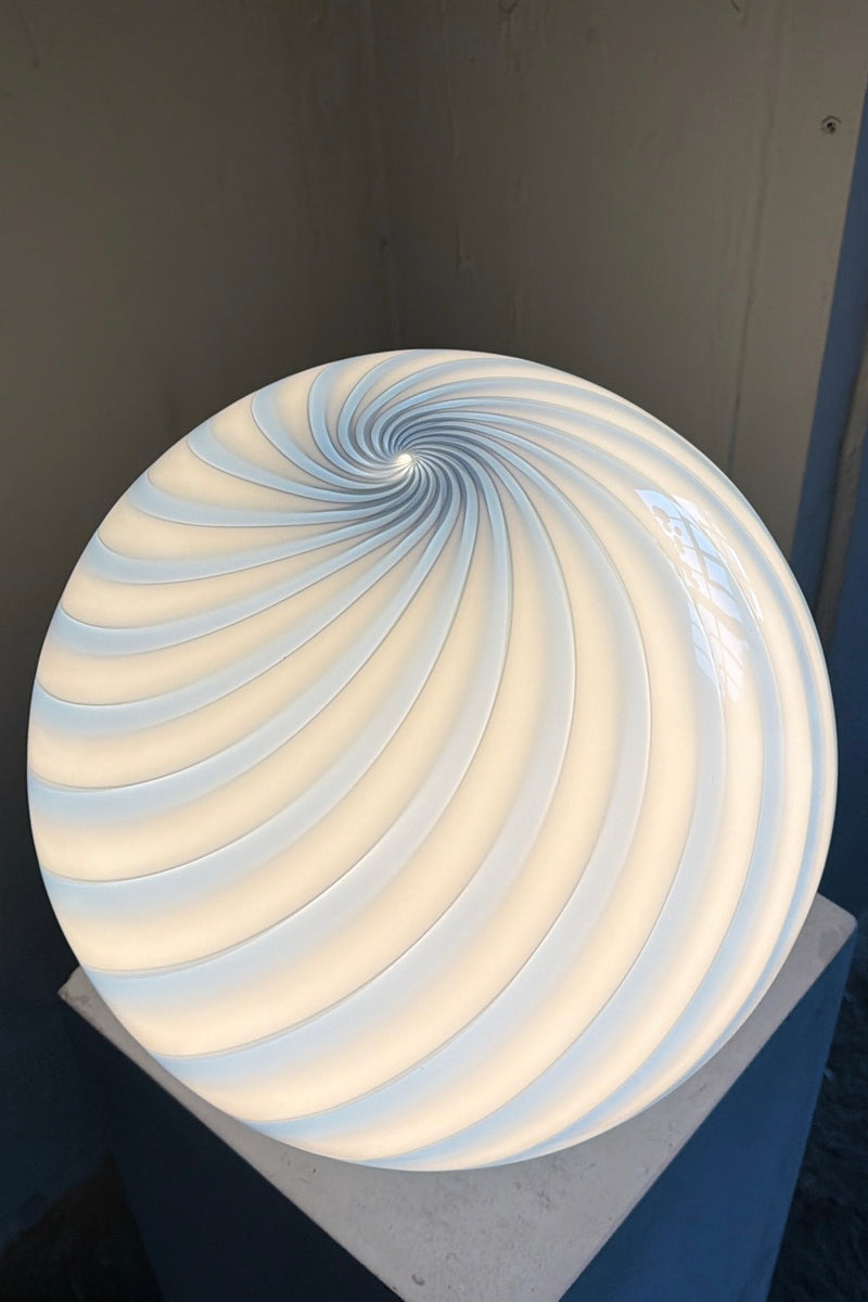 Murano bordlampe med blå swirl mønster, set fra oven, elegant og moderne design, passer perfekt i ethvert rum