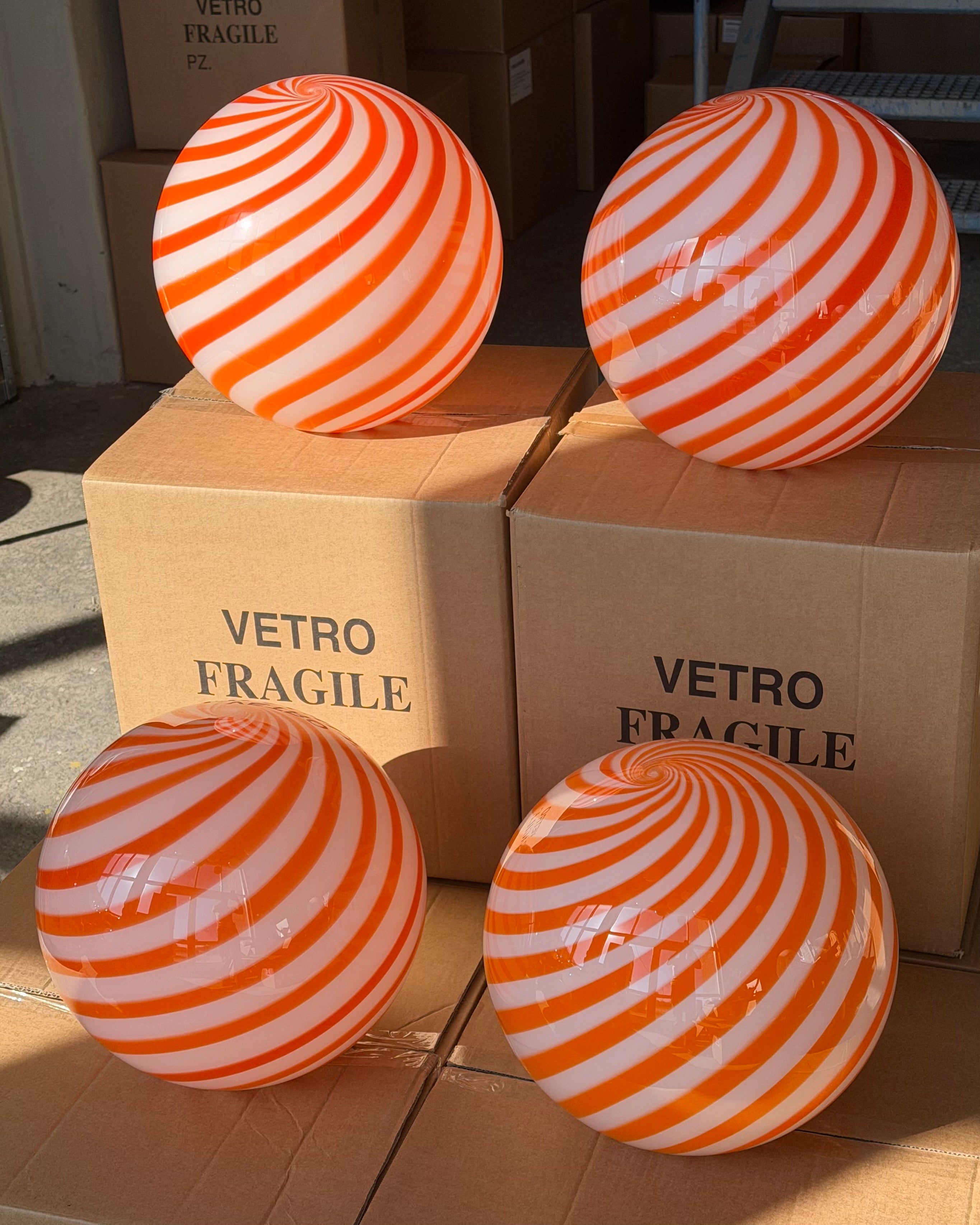 Murano Candy tafellamp oranje/wit swirl D:30 cm