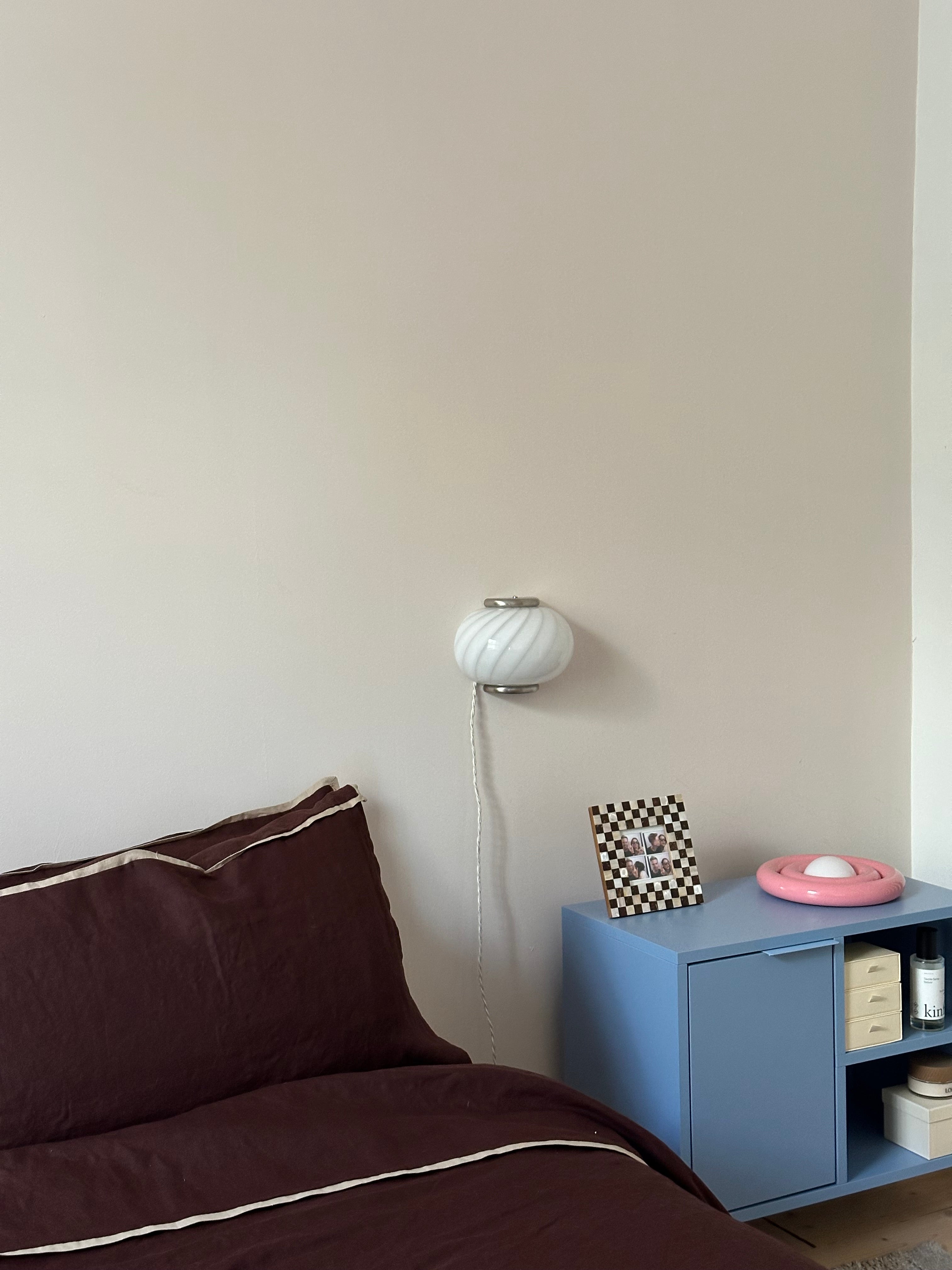 Murano kinkiet z białego szkła swirl jako oświetlenie akcentujące w salonie