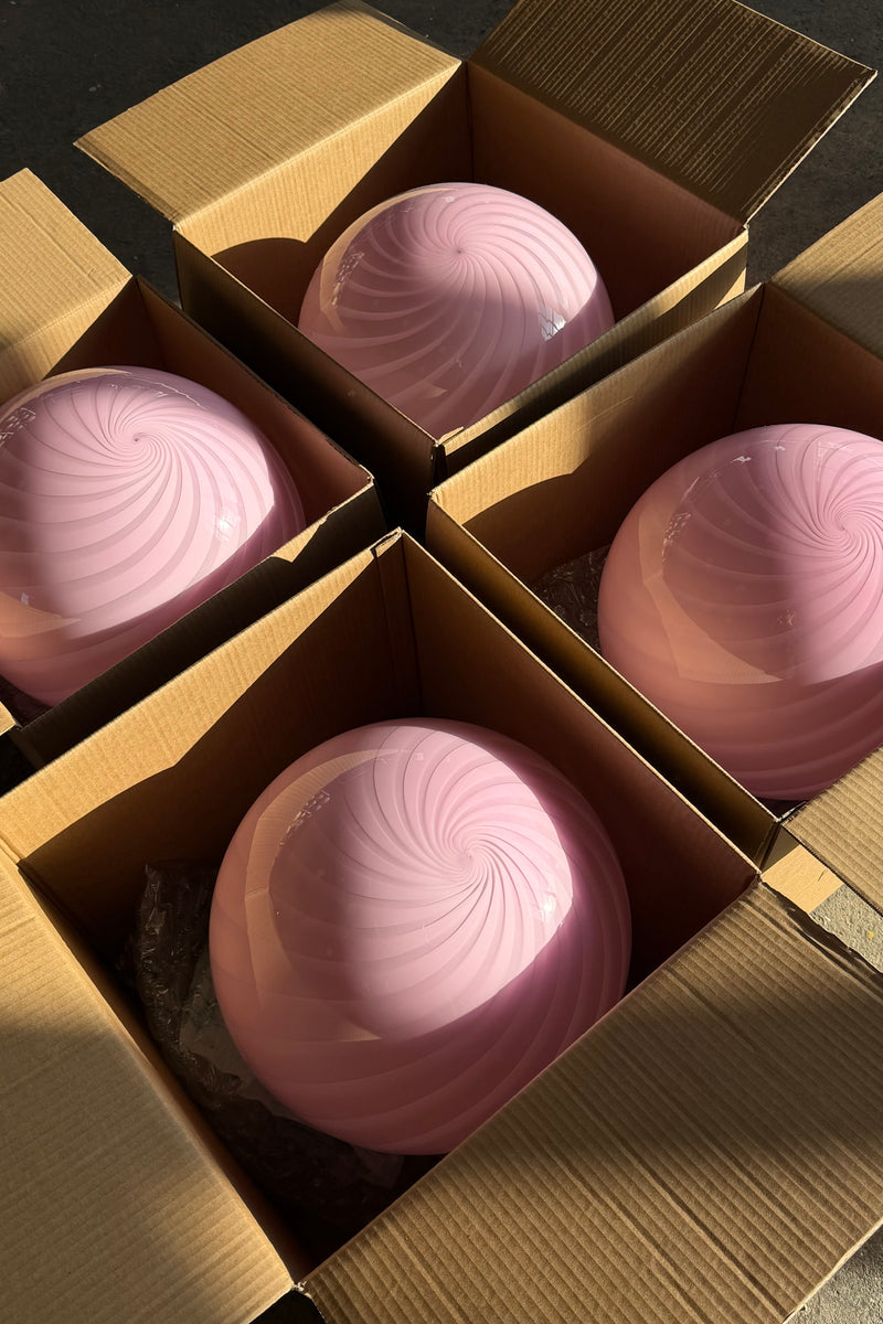 Murano pendel med swirl mønster i bubble gum farve, set oppefra i kasser