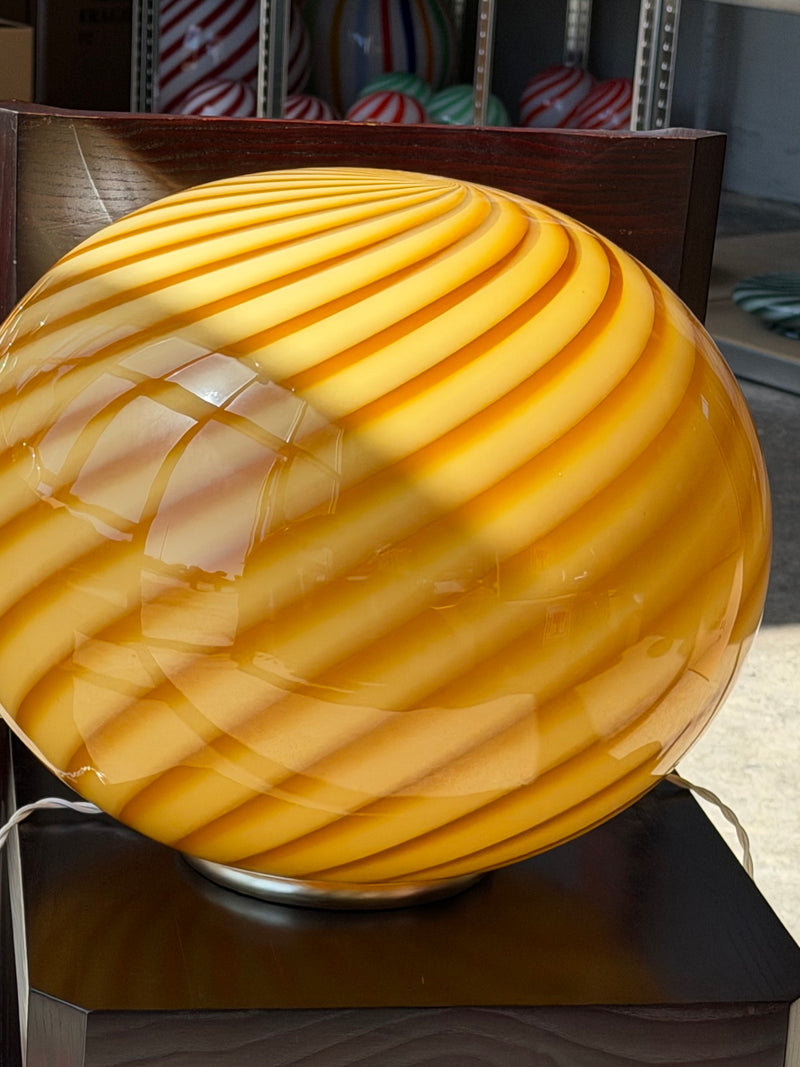 Große Murano Candy ovale Tischlampe orange/bernstein swirl D:40 cm