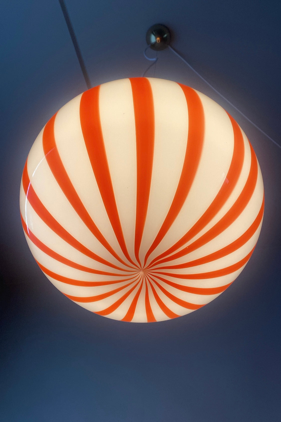 Ny Murano candy pendel loftlampe i en bolsje kombination af rød og hvid. Mundblæst glas i rund form med vertikale striber. E27 fatning. Kommer med justerbart messingbelagt ophæng samt transparent ledning.  Håndlavet i Italien.  D:40 cm 