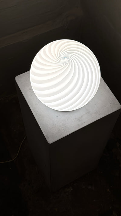 Murano Candy tafellamp lichtblauw swirl D:20 cm