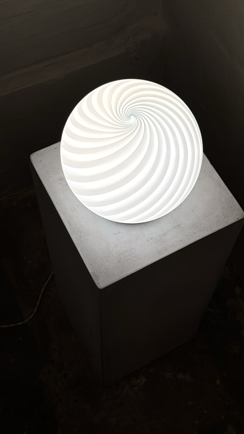 Murano Candy tafellamp lichtblauw swirl D:20 cm