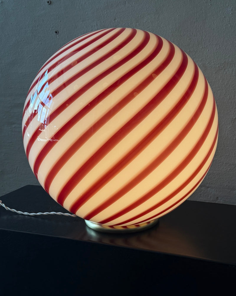 Murano Candy Stehlampe rot/weiß Swirl D:40 cm