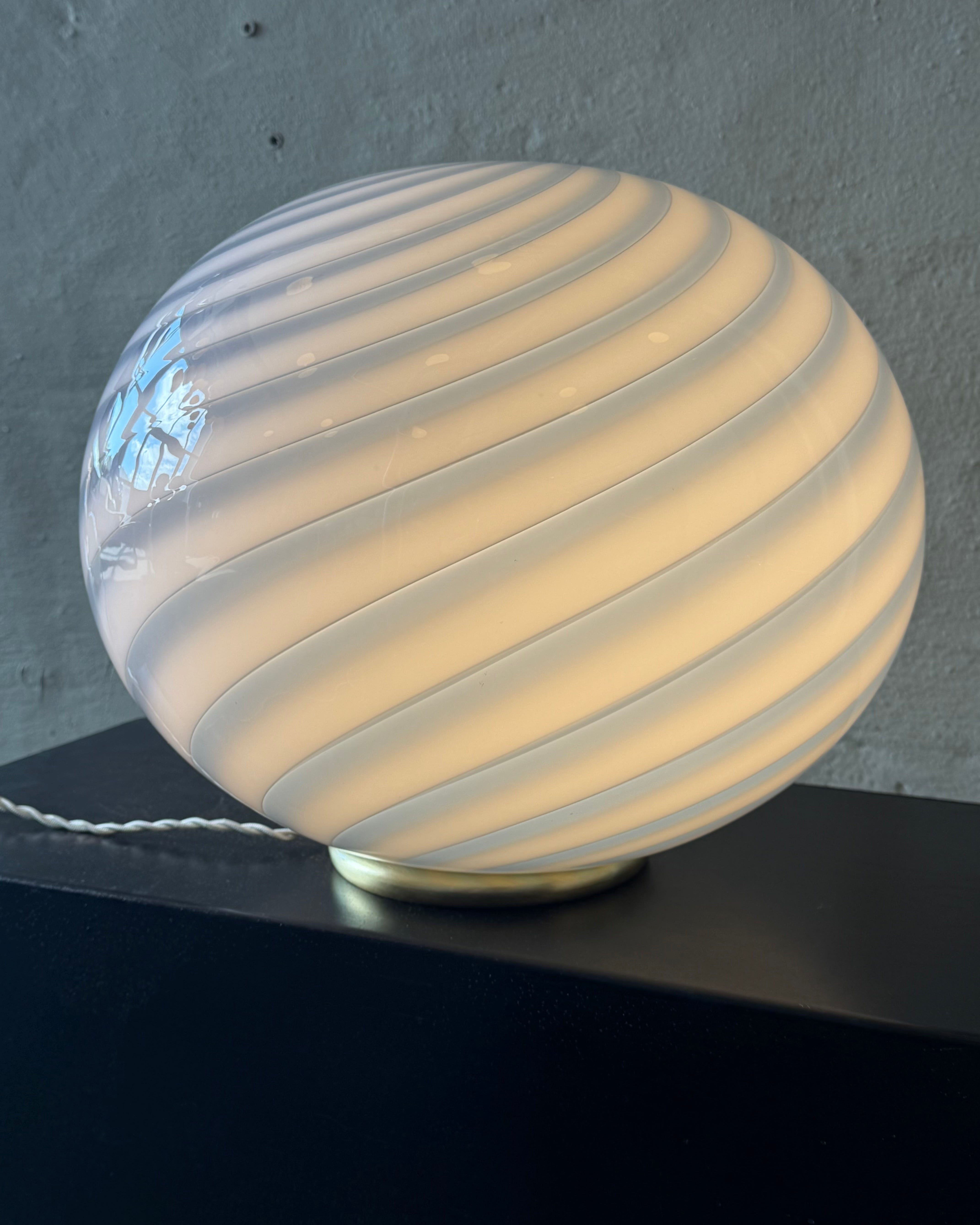 Murano Candy lampe sur pied ovale bleu clair swirl D:40 cm