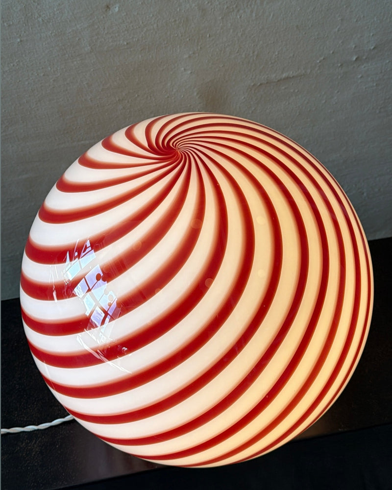 Murano Candy Stehlampe rot/weiß Swirl D:40 cm