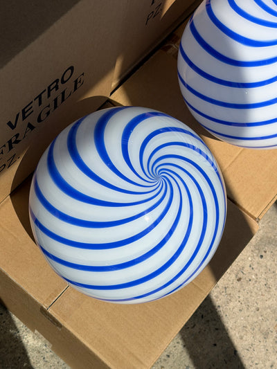 Murano Candy Pendelleuchte blau/weißes Wirbelmuster D:30 cm
