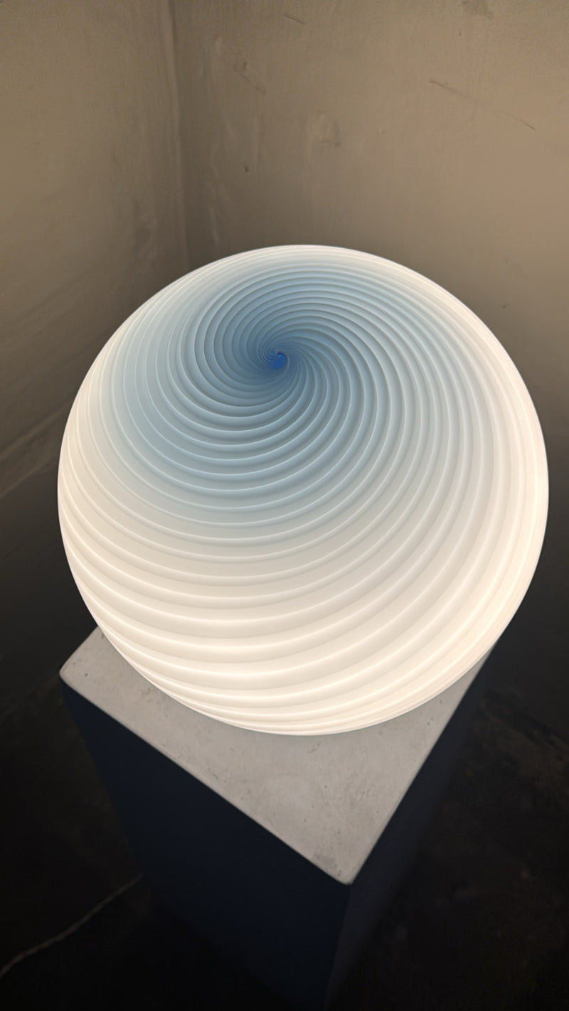 Murano Candy tafellamp lichtblauw swirl D:30 cm