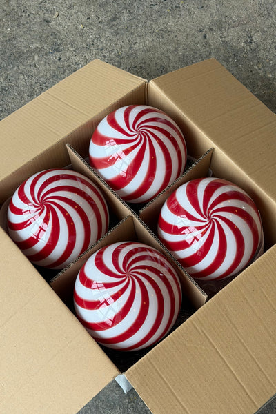 Murano pendel med bordeaux rød/hvid swirl mønster set oppefra, pakket klar til levering