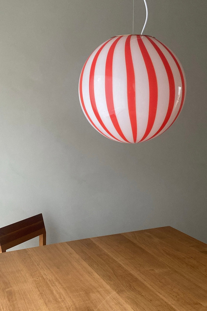 Stor Murano Candy pendel rød/hvid vertikale striber D:40 cm