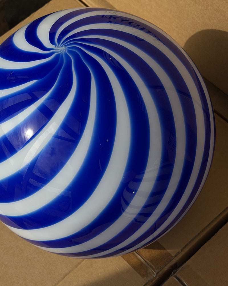 Murano Candy Tischlampe kobaltblau/weiß Swirl D:30 cm
