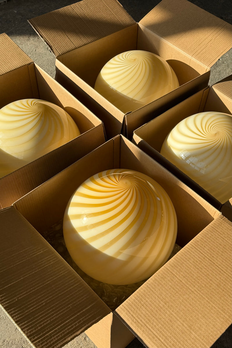 Murano pendel med gul swirl mønster i kasser, klar til levering og udsøgt design