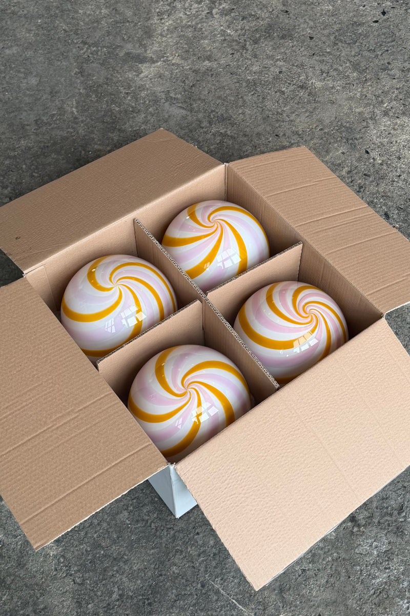 Murano pendel i gul/lyserød swirl mønster set indefra en åbnet kasse med plads til fire lampeskærme