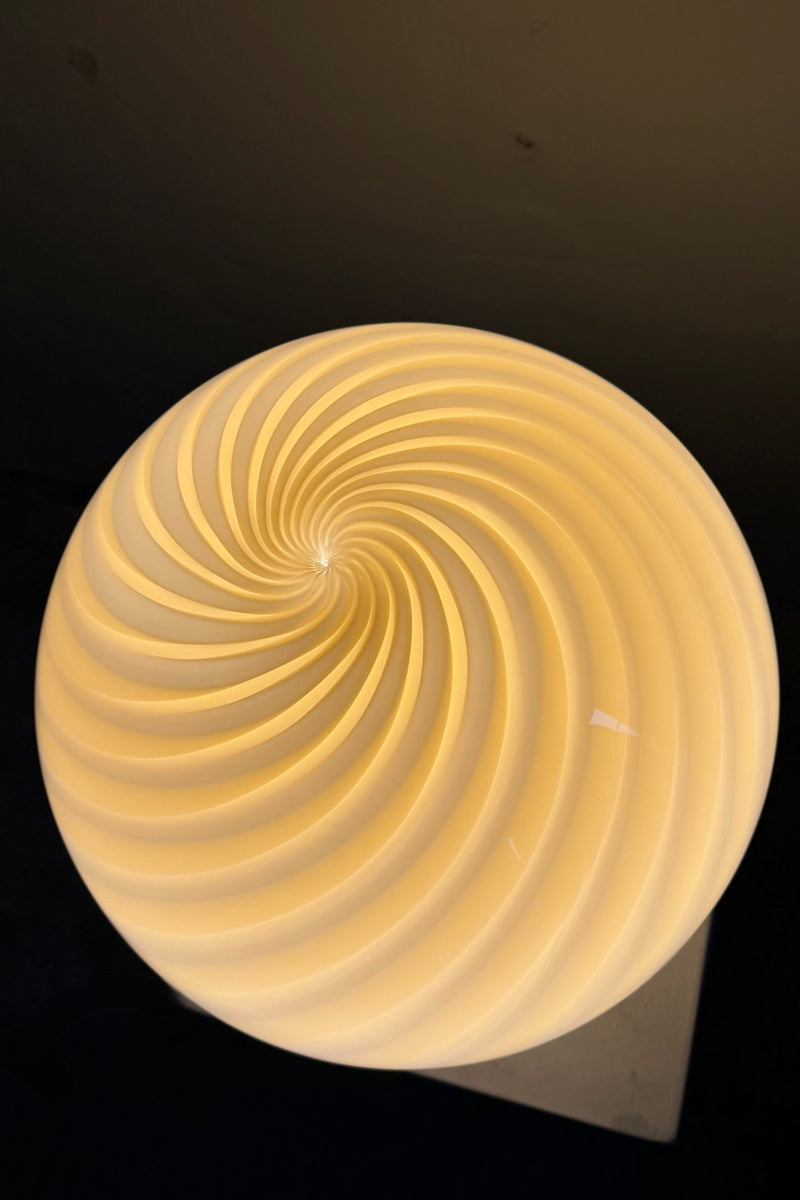 Murano Candy bordlampe gul swirl D:30 cm, bagsiden med montering