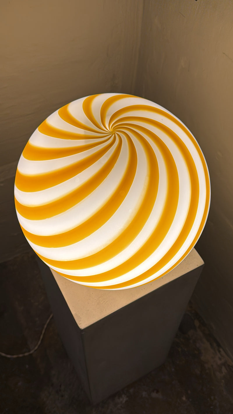 Murano Candy bordlampe gul/hvid swirl D:30 cm