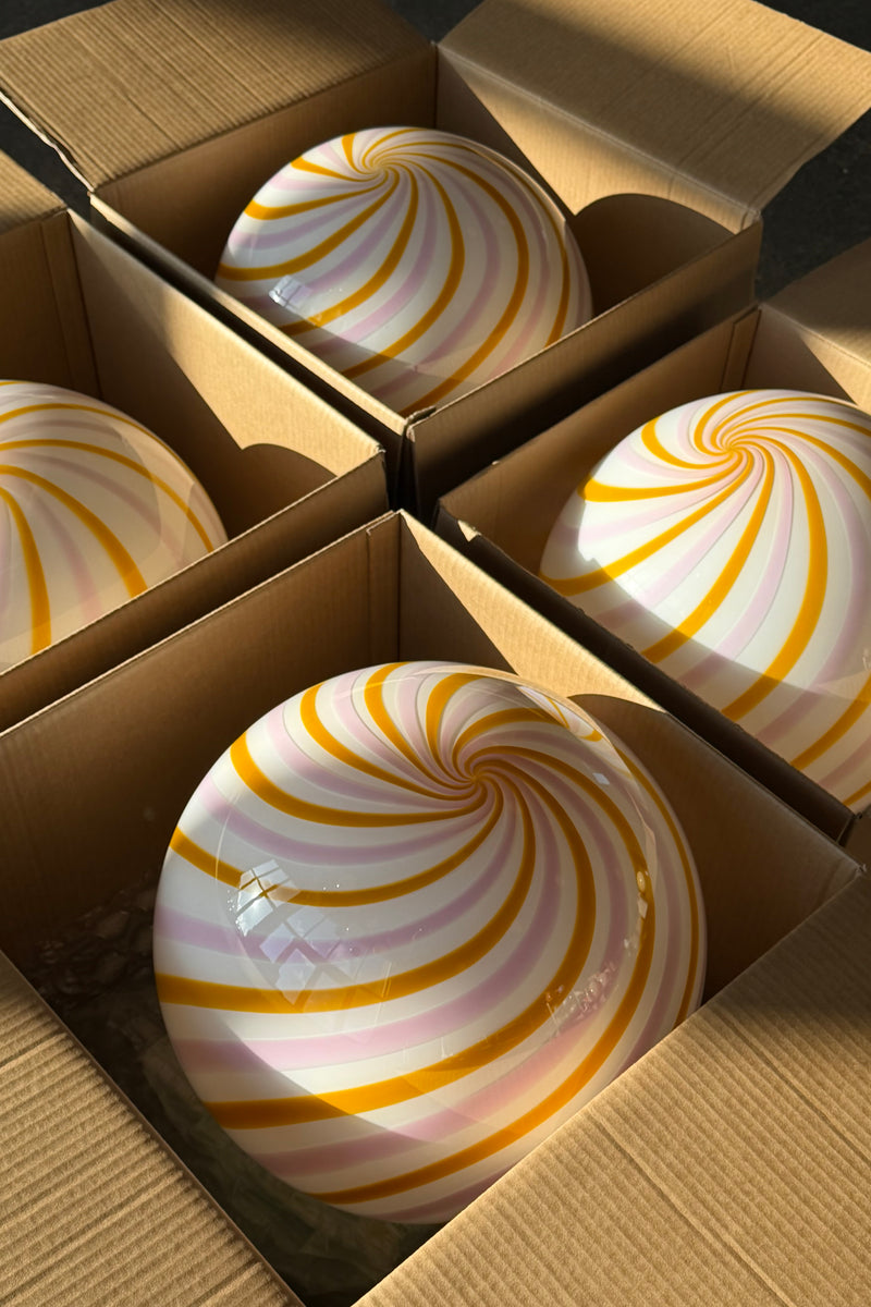 stor Murano pendel i gul/lyserød swirl mønster, tydelig set fra oven i kasser