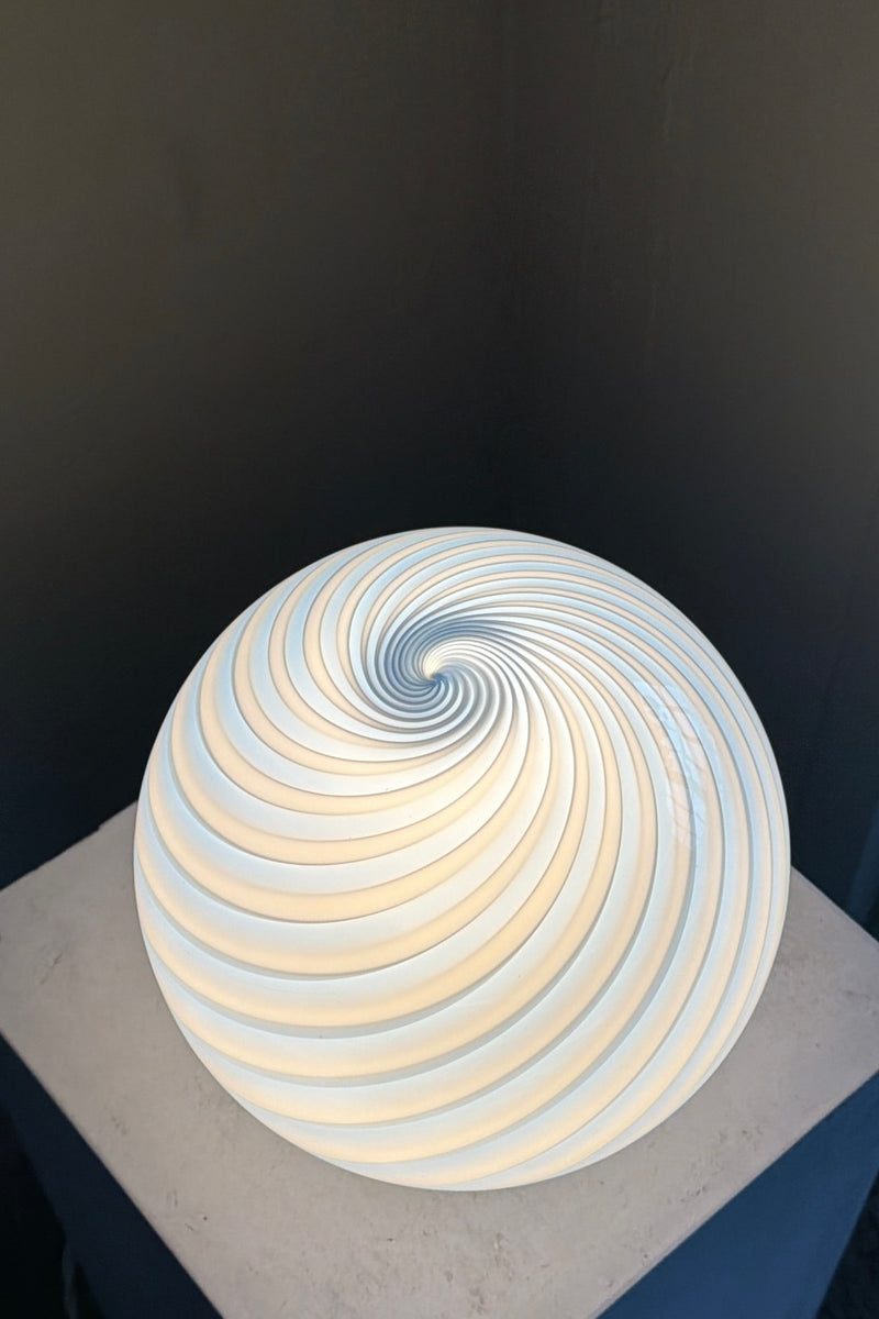 Murano bordlampe med blå swirl mønster set ovenfra, fremhæver den elegante form og glansfulde overflade