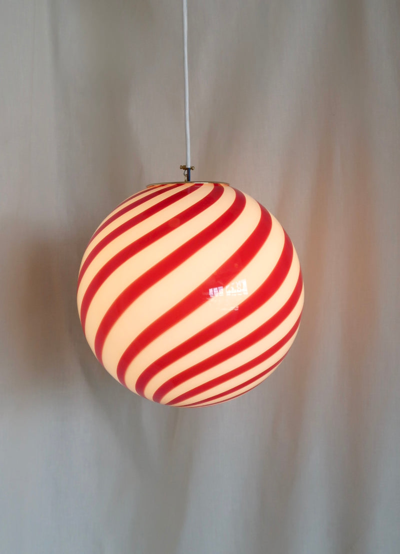 Murano Candy pendel bordeaux röd/vit swirl D:30 cm