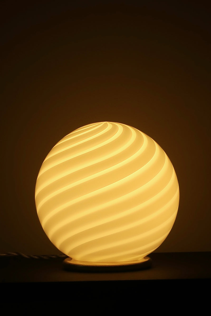 Murano Candy Bordlampe weiß Swirl D:20 cm