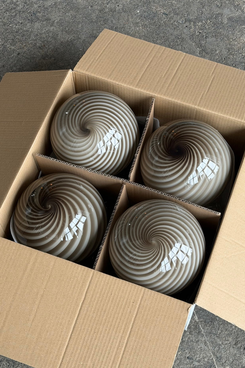 Murano pendel i grå/brun swirl mønster, vist fra toppen i en kasse med fire lamper