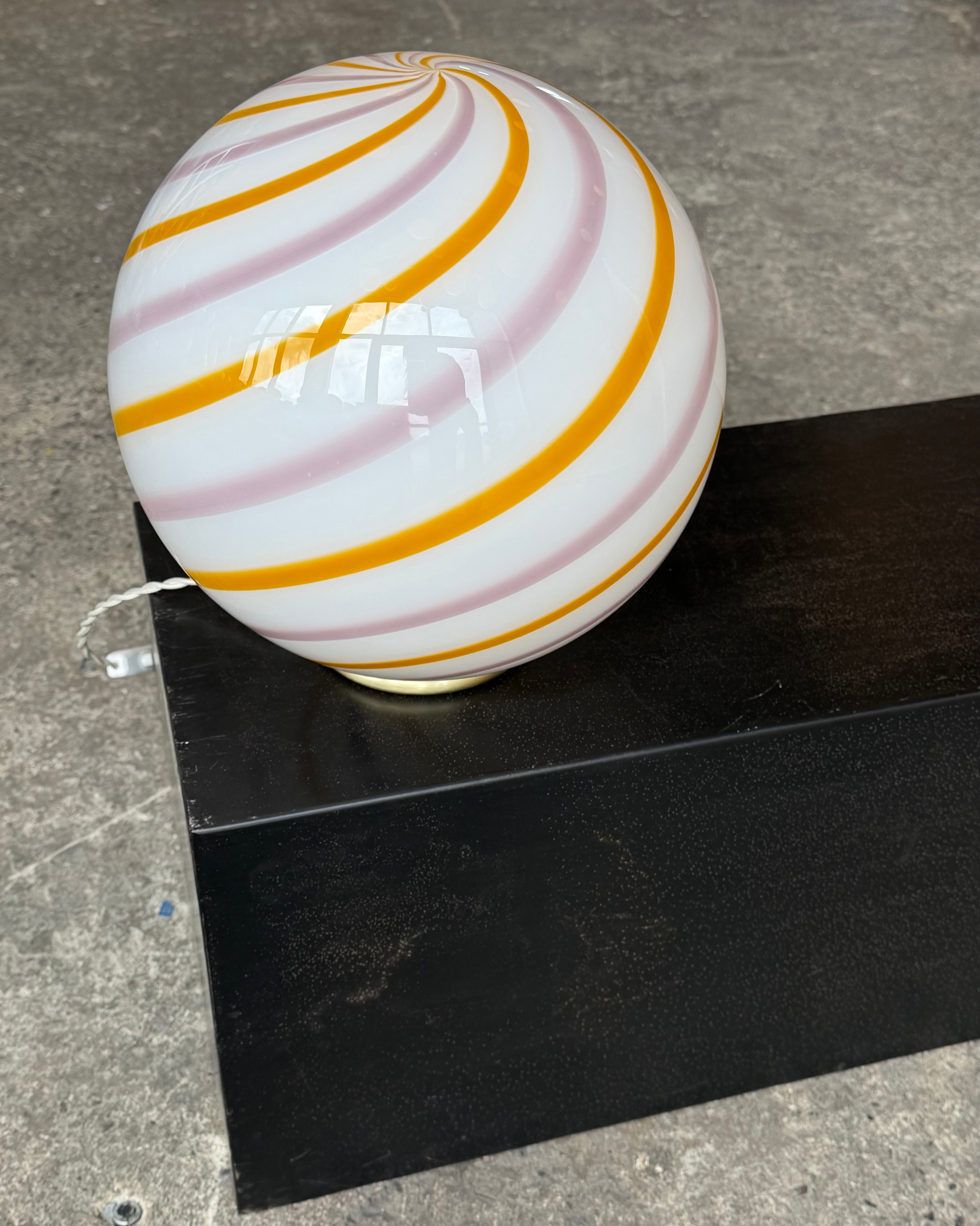 Murano Candy Tischlampe gelb/rosa Wirbel D:30 cm