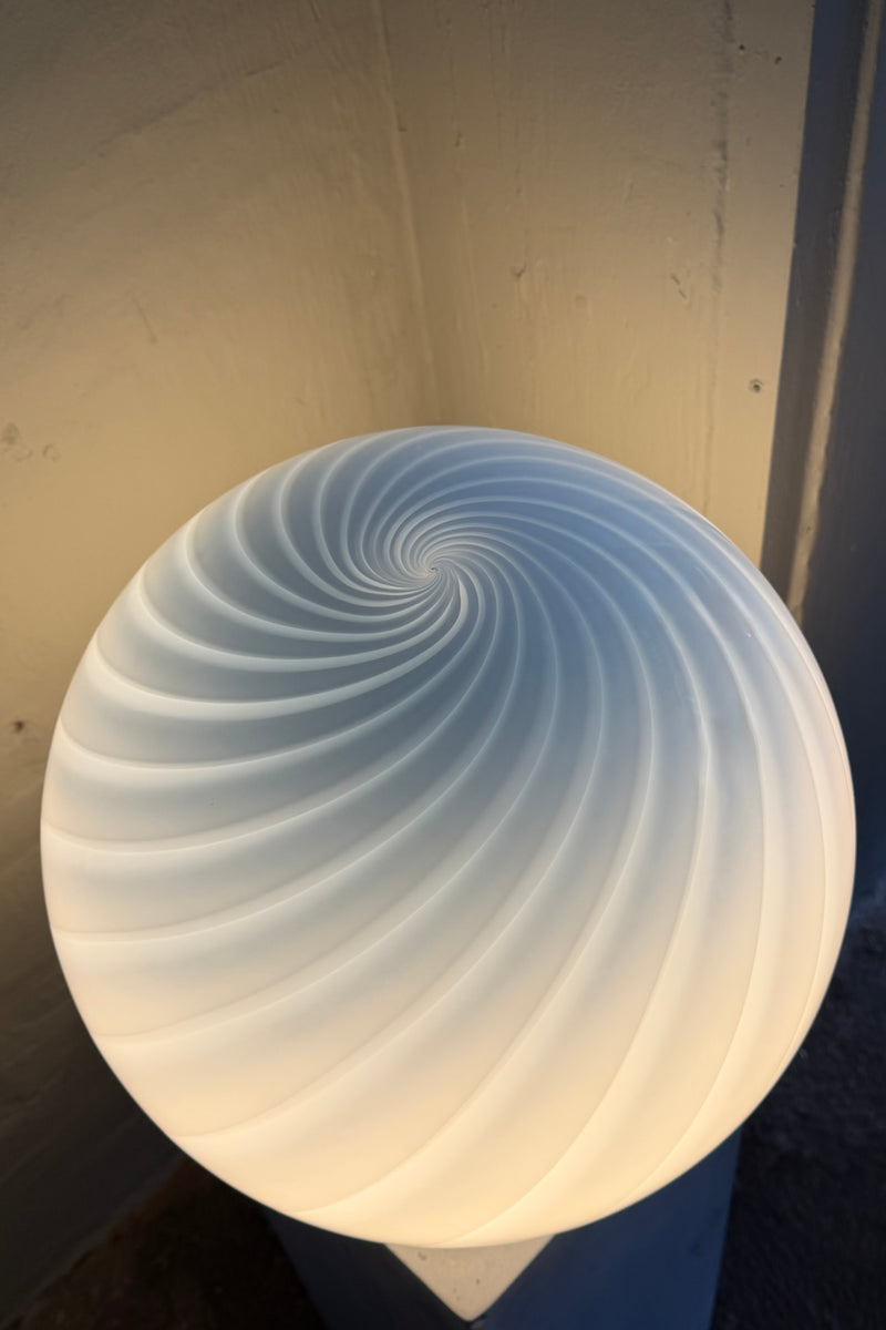 Murano gulvlampe i lyseblå med swirl mønster set oppefra, elegant og moderne design