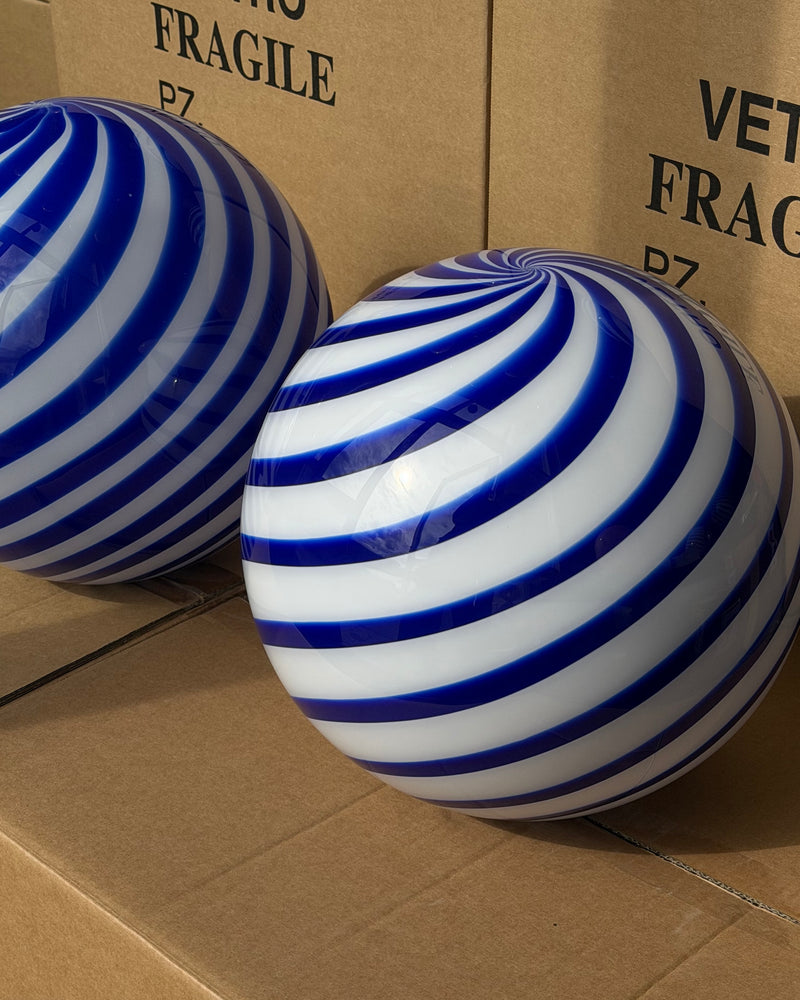 Murano Candy Tischlampe kobaltblau/weiß Swirl D:30 cm