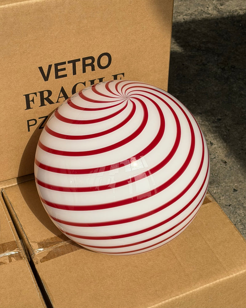 Murano Candy Tischlampe bordeauxrot/weiß Swirl D:30 cm