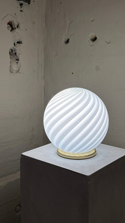 Murano Candy tafellamp lichtblauw swirl D:20 cm