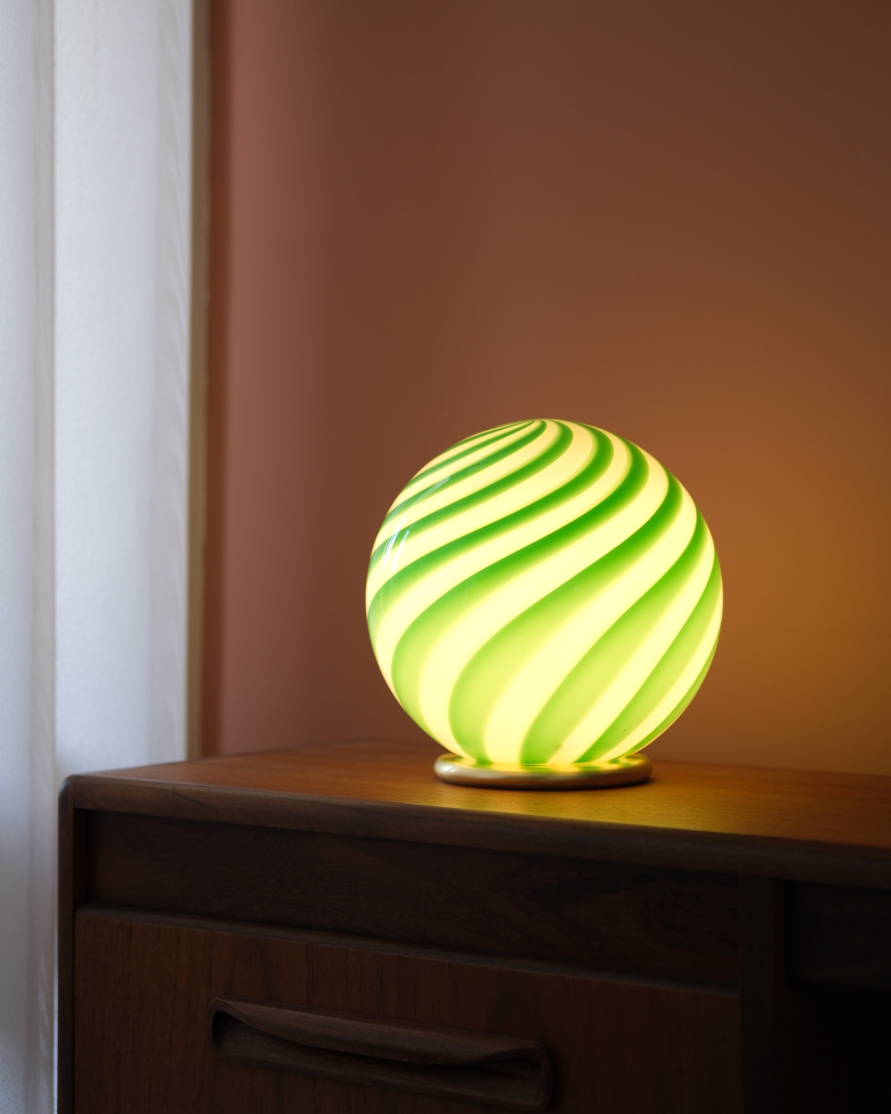 Murano Lampa stołowa Candy zielono-biała z efektem wiru Ø:20 cm