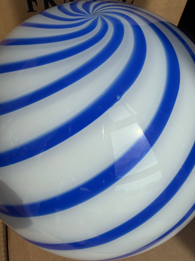 Murano Candy Pendelleuchte blau/weißes Wirbelmuster D:30 cm