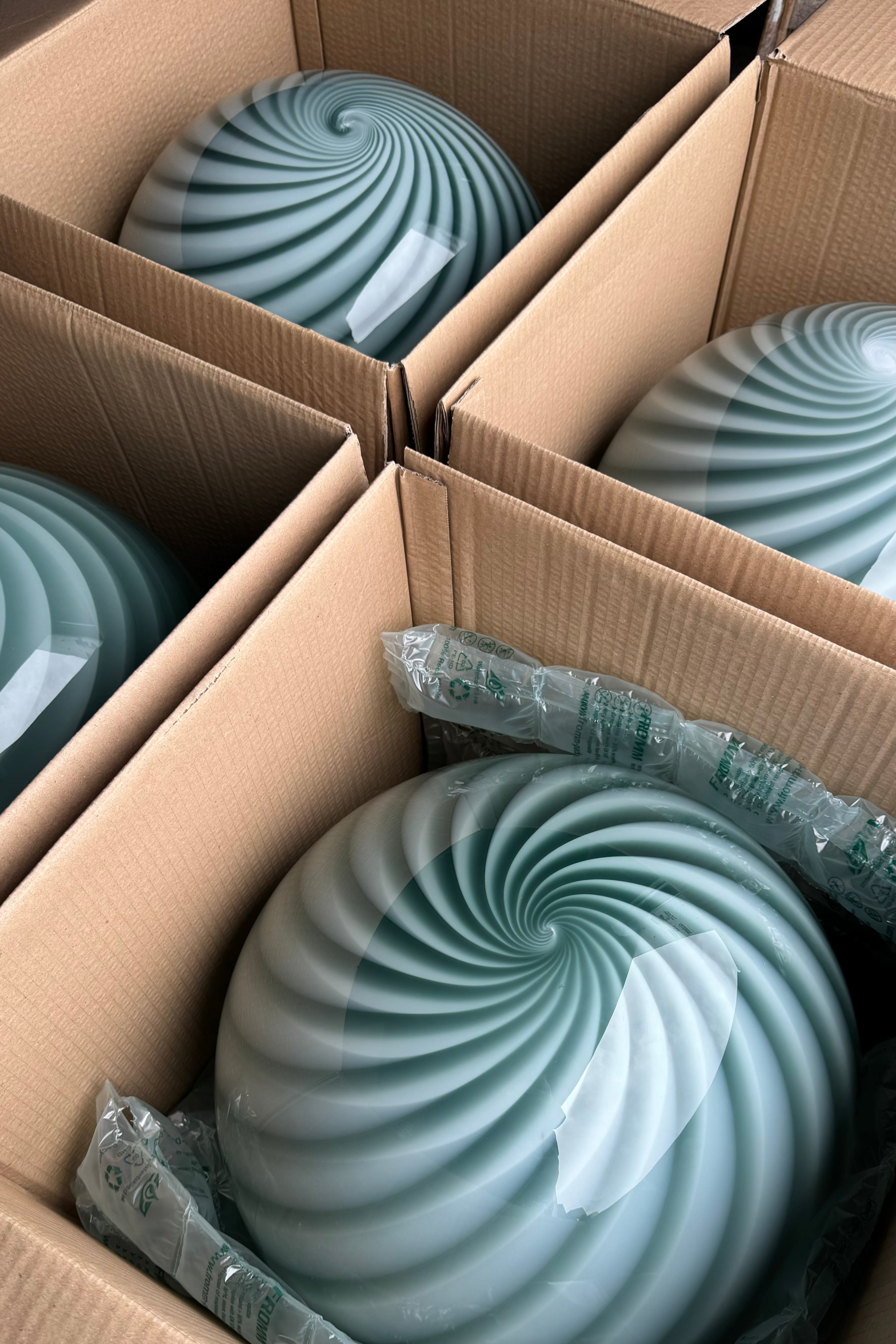 Italiensk Murano candy pendel loftlampe i grønt glas med swirl mønster. Glasset er mundblæst hos en italiensk glaspuster familie, som arbejder i eget værksted. Udarbejdet efter traditionsrige Murano glaspuster teknikker. D:40 cm Størrelsen er perfekt over et spisebord eller midt i en stue.