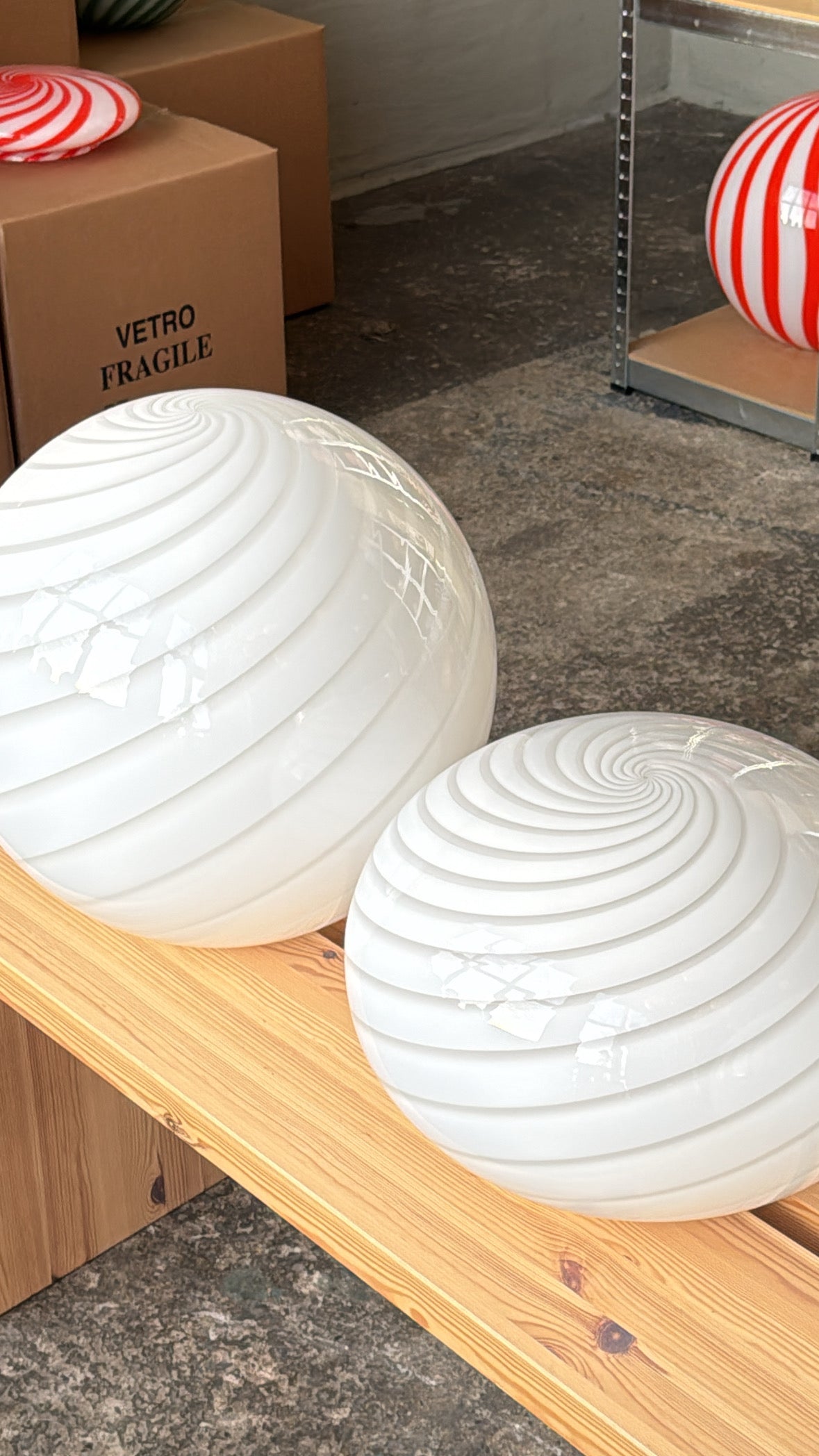 stor Murano pendel med hvid swirl mønster set fra siden, fremhævende den glatte overflade og elegante form