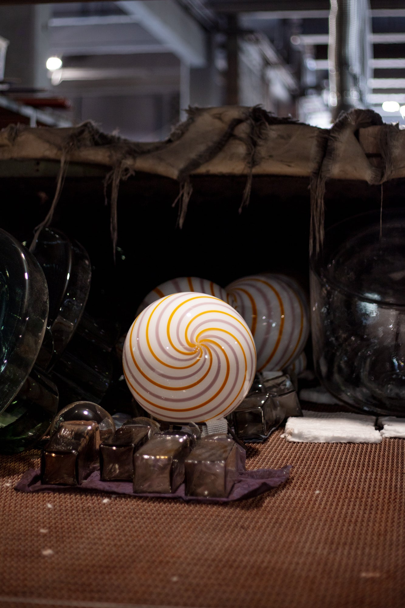 Murano Candy Pendelleuchte gelb/lila mit Wirbelmuster D:30 cm