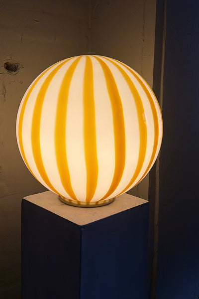 Murano gulvlampe med gul/hvid swirl mønster, rund form og dekorativt design, perfekt til ethvert rum