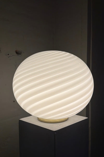 Murano candy oval gulvlampe med hvid swirl mønster, set fra siden med fokus på den bløde form
