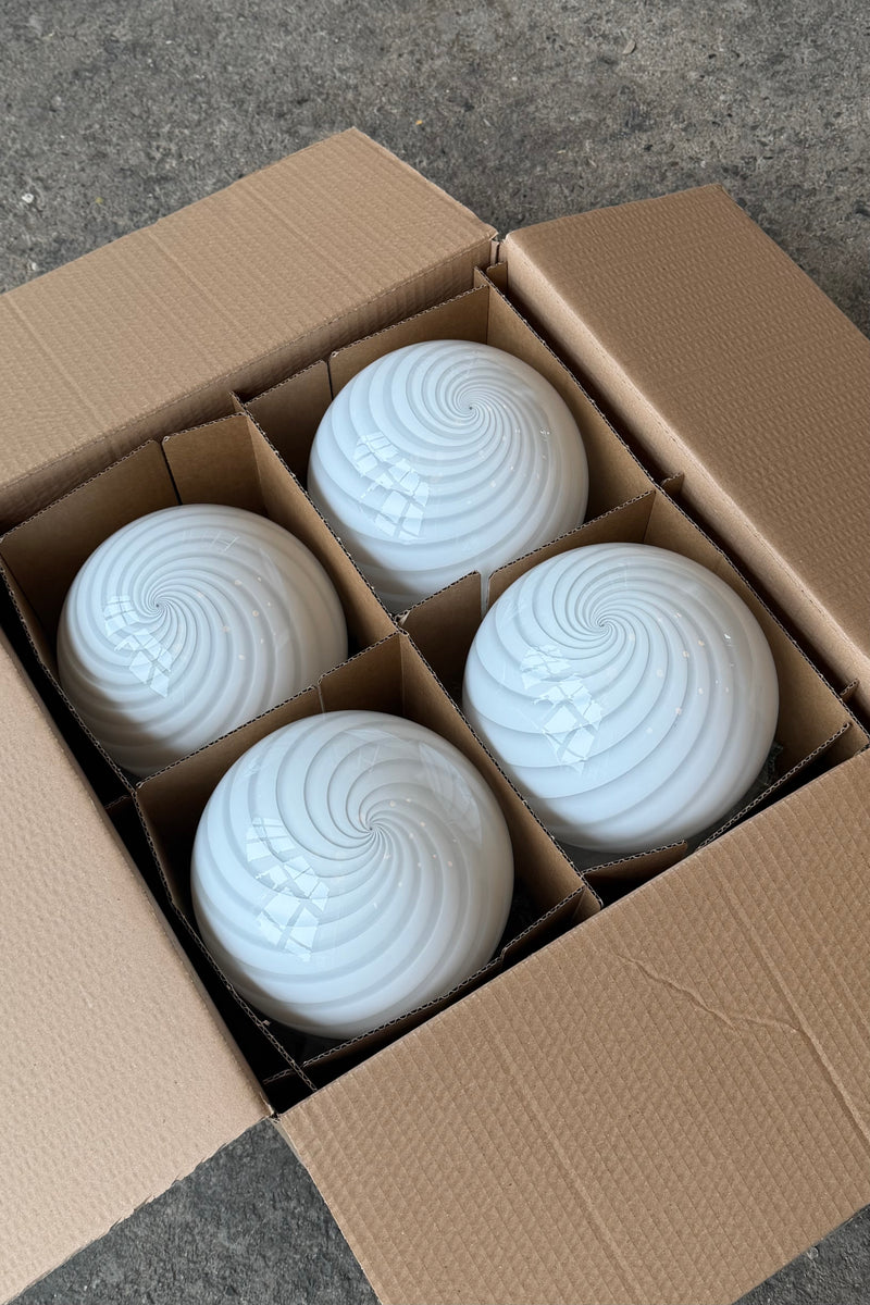 Murano pendel med hvid swirl mønster set fra oven, vist i en kartonbeholder