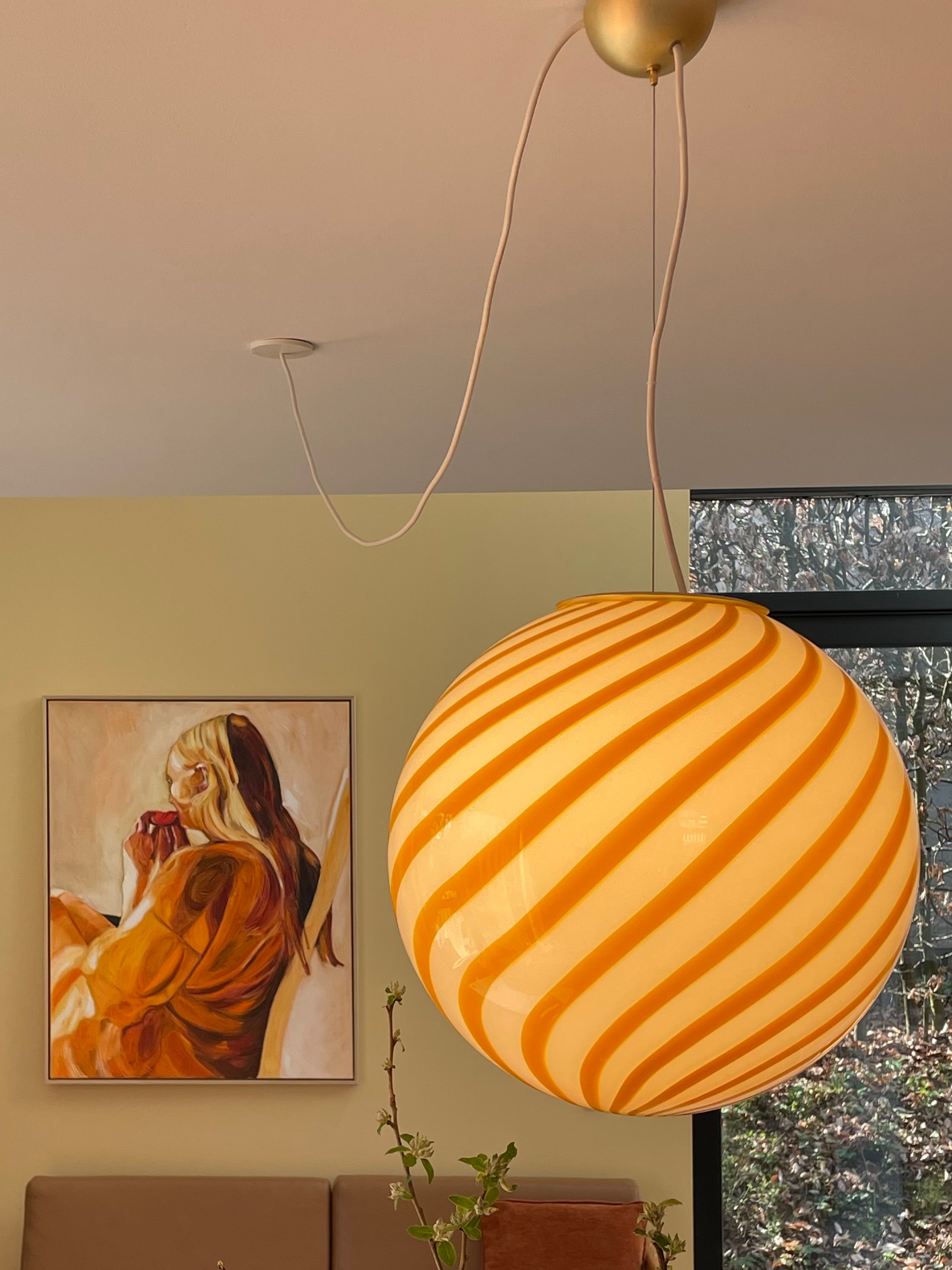 Ny stor Murano candy pendel loftlampe i en bolsje kombination af gul og hvid. Mundblæst glas i rund form med swirl mønster. E27 fatning. Kommer med justerbart ophæng.