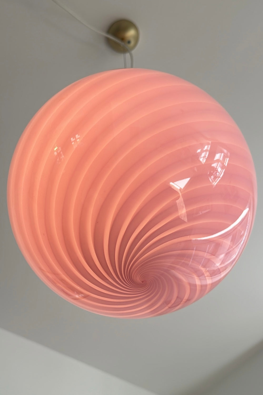 Murano Pendel in Bubble-Gum-Farbe mit Swirl-Muster, seitliche Ansicht mit eleganter Lichtreflexion