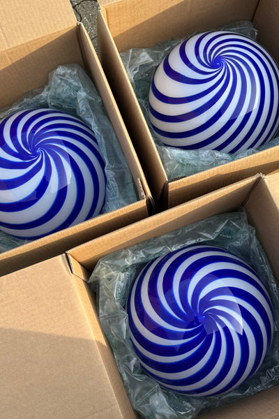 Murano bordlampe i koboltblå/hvid swirl mønster set ovenfra i kasser