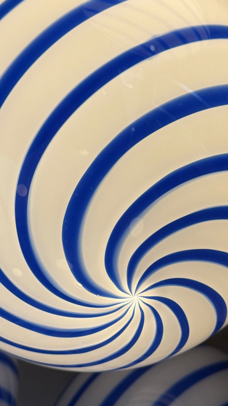 Murano Candy Pendelleuchte blau/weißes Wirbelmuster D:30 cm