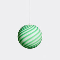 Murano Pendelleuchte in grün/weißem Swirl-Muster, runde Form mit sanften Linien und elegantem Aufhängepunkt, betont durch Beleuchtung